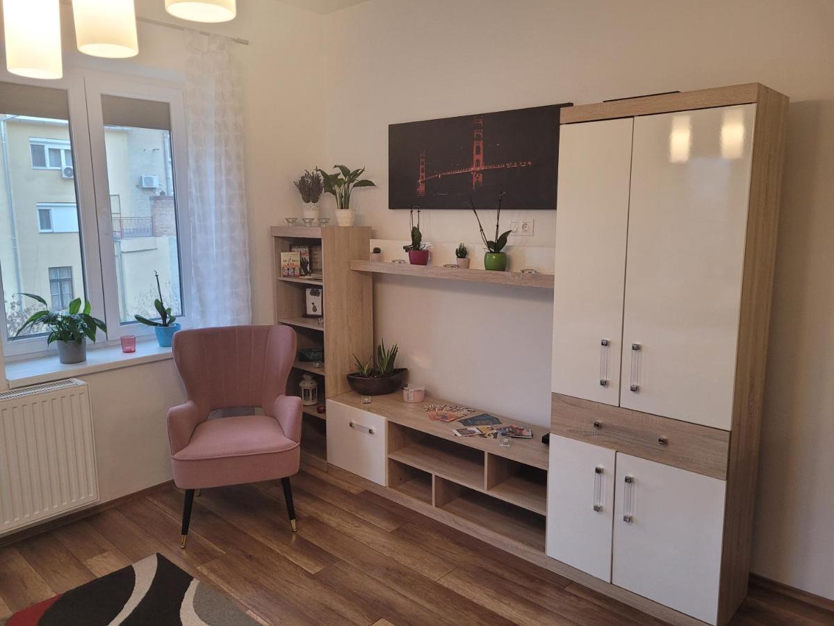 Rose Apartment Печ Екстериор снимка
