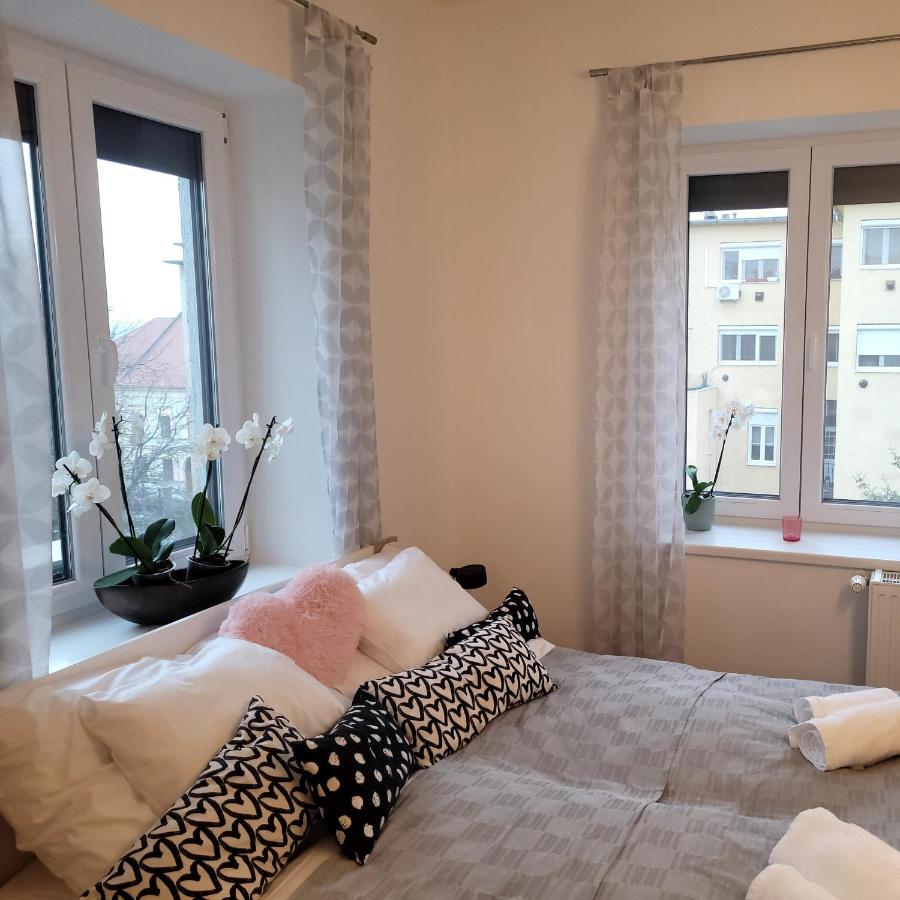 Rose Apartment Печ Екстериор снимка